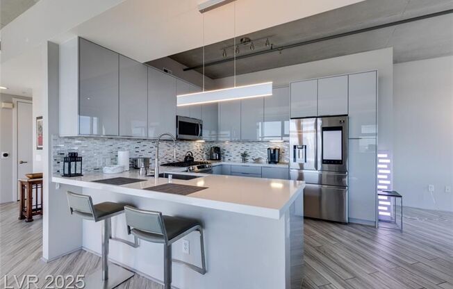 1 bed, 2 baths, $2,977, Unit Juhl Highrise