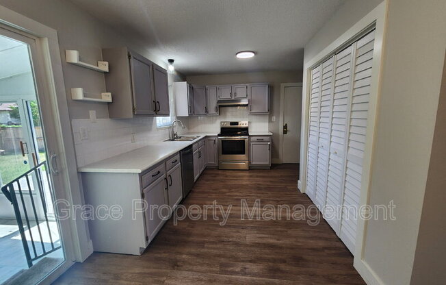 700 S MILLER AVE