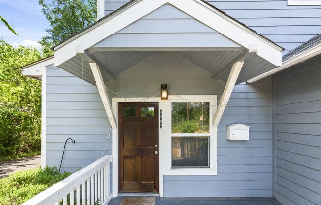UT PRE-LEASE: North Campus 6 bed / 3 bath Remodel, High-End Kitchen Features SS Appliances, Wood Floors, Updated Bathrooms