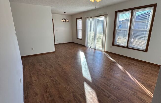 3 beds, 1 bath, $950