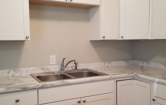 2 bd 1 ba duplex in a Great Location