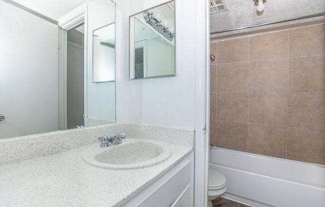 2 beds, 1 bath, 880 sqft, $943