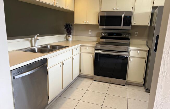 2 beds, 2 baths, $1,595, Unit Unit 408