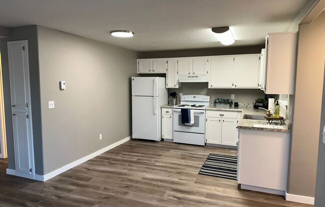 2 beds, 1 bath, 720 sqft, $1,599, Unit 8824-4