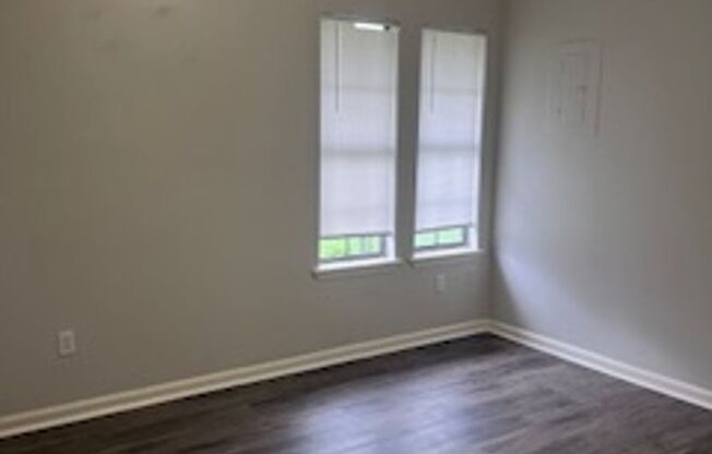 2 Bedroom Duplex/Nov Move In Special $600 Total Includes $400 Deposit