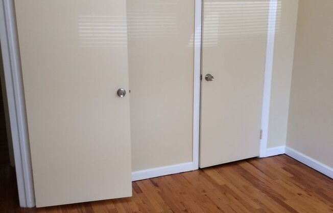 2 beds, 1 bath, $1,895, Unit SQ-189-3