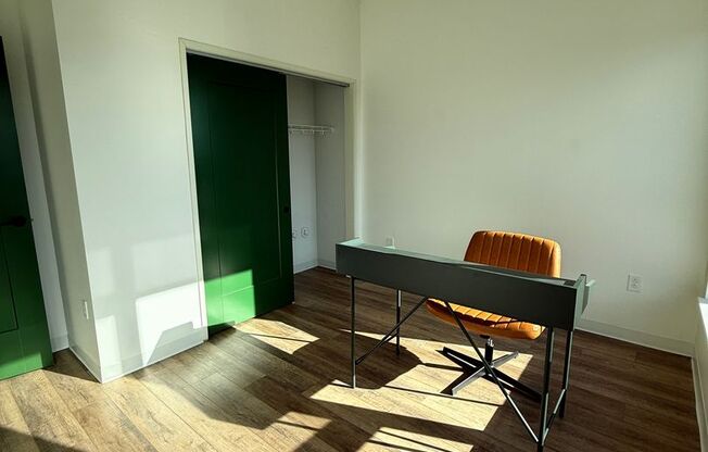 2 beds, 1 bath, 865 sqft, $2,350, Unit Unit 612