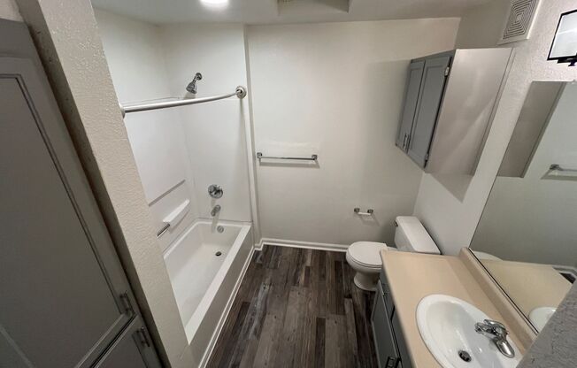 2 beds, 1 bath, 848 sqft, $1,900, Unit 1806