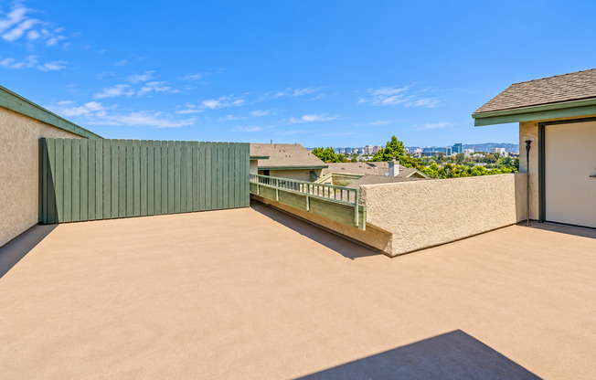 2-STORY PENTHOUSE 3BR2.5BA w/ LOFT! BRIGHT & SPACIOUS, CORNER UNIT CONDO W/ HUGE PRIVATE ROOFTOP DECK, 2 BALCONIES & 2-CAR GATED PARKING CLOSE TO SANTA MONICA AIRPORT, PARKS, SHOPPING, RESTAURANTS & EASY FREEWAY ACCESS!