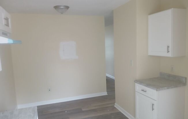 2 beds, 1 bath, $895, Unit 633 Colonette Drive