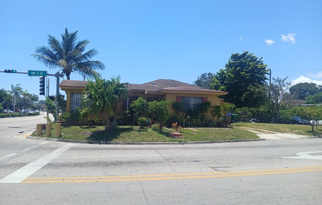 1702 NW 3 ST