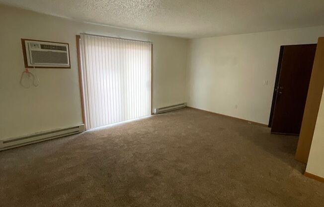2 beds, 1 bath, 850 sqft, $830, Unit 701 - 12C
