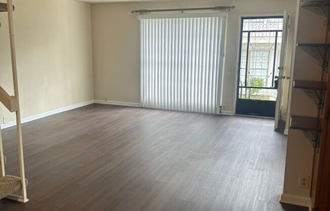 EASTER WAY - LOCATED NEAR UCSD IN UTC!  MOVE-IN SPECIAL!  FLEXIBLE LEASE TERMS!