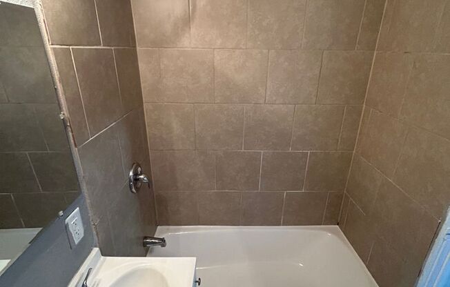 2 beds, 1 bath, 750 sqft, $1,170, Unit B12 1045 17