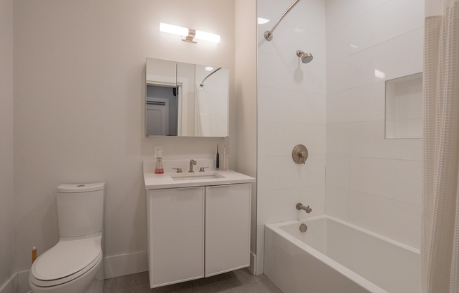 2 beds, 2 baths, 870 sqft, $3,350, Unit 410