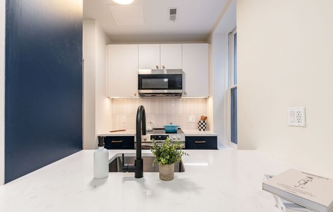 2 beds, 1 bath, 729 sqft, $2,016, Unit A-302