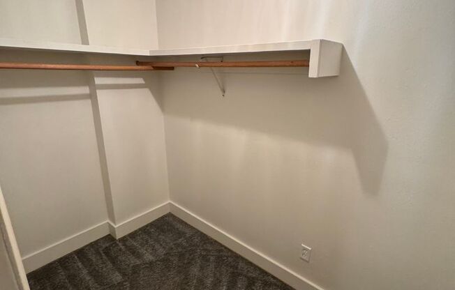 2 beds, 1 bath, 750 sqft, $1,100, Unit 9