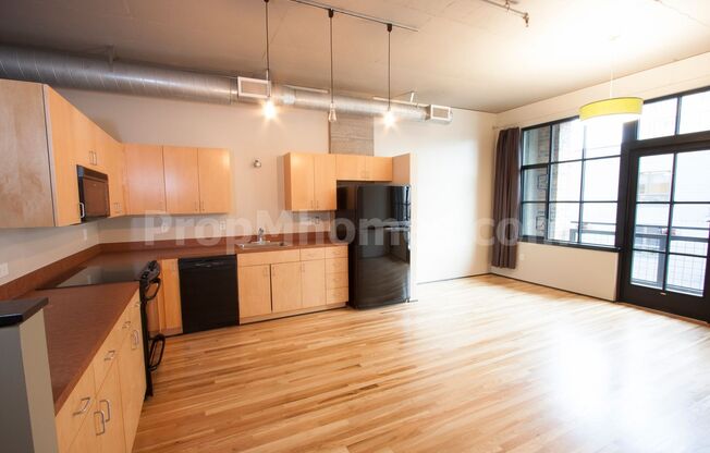 Vibrant One Bedroom Loft w/ City Views In The Heart of The Pearl!