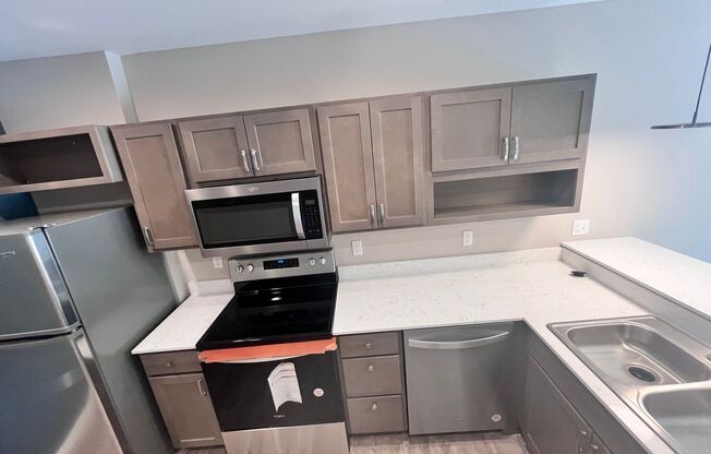 Studio, 1 bath, $995, Unit 01