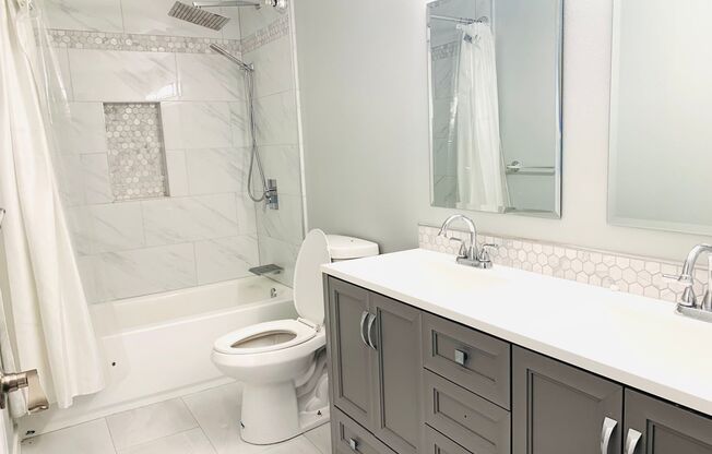 Light, Bright and Updated 2 bed 1.5 bath townhouse in Lynnwood