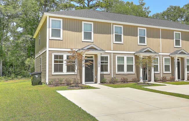 Townhome centrally located in downtown Summerville!