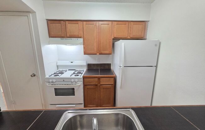 1 bed, 1 bath, 700 sqft, $899, Unit LAW15-104