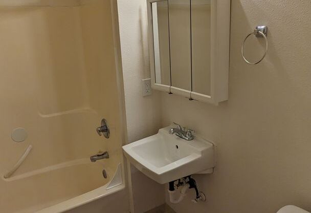 1 bed, 1 bath, 650 sqft, $1,200, Unit 04