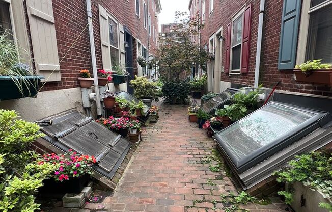 Gorgeous 2-Bedroom Townhome in Society Hill! Available NOW!