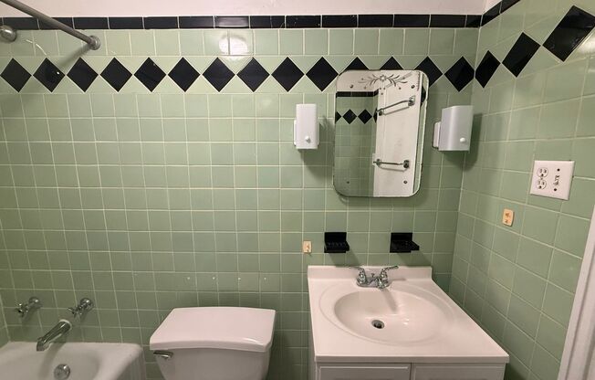 1 bed, 1 bath, 769 sqft, $1,475, Unit Old King Edward 44