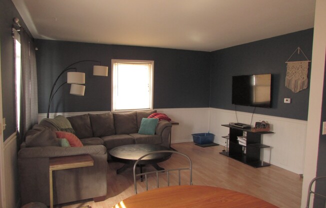 2 beds, 1 bath, $1,200