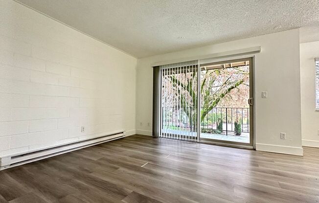 3 beds, 1 bath, 800 sqft, $1,595, Unit 21