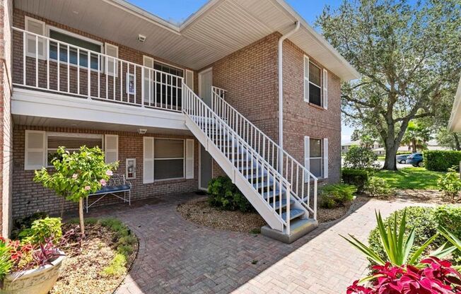** WALDEN OAKS ** 2 BED + DEN / 2 BATH - CONDO - LAKE FRONT - CENTAL NAPLES - ANNUAL RENTAL