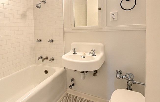 2 beds, 1 bath, 940 sqft, $2,595, Unit 604