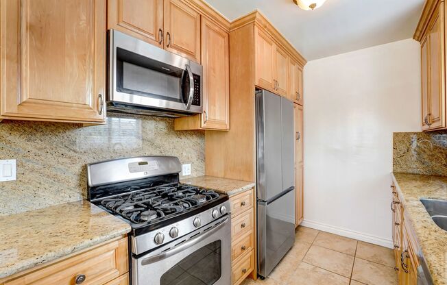 402 Montana Ave in Santa Monica - 4 blocks to the beach!