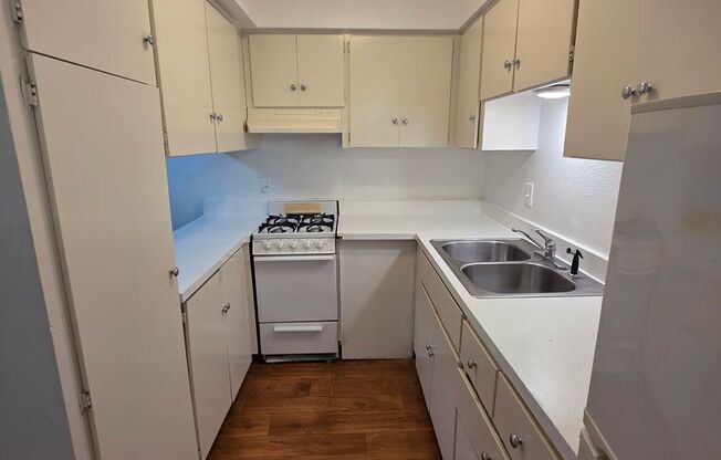 1 bed, 1 bath, 575 sqft, $949, Unit 43