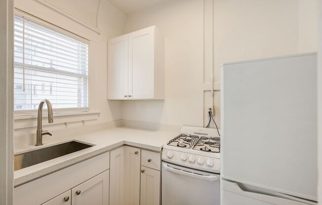 Studio, 1 bath, 335 sqft, $1,295, Unit Unit 208