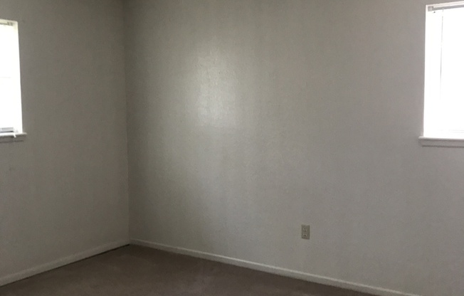 3 beds, 1 bath, $1,100