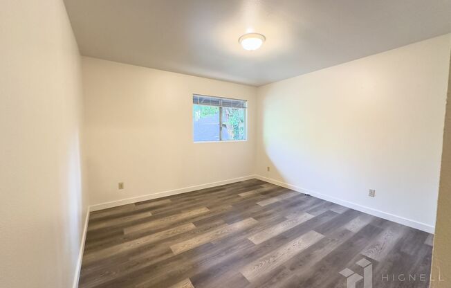 3 beds, 1 bath, $1,550, Unit 16