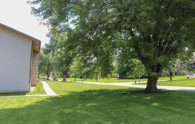 walking trails and green space at Gatehouse Apartments, Missouri, 64134