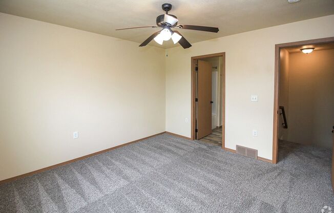 3 beds, 2.5 baths, 1,260 sqft, $1,640, Unit 6800-04