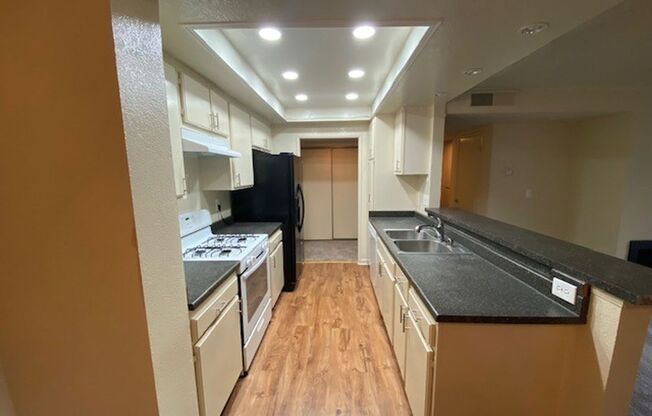 $500 OFF FIRST MONTH RENT! The Grove: 2 Bedroom 2 Bath Condo,