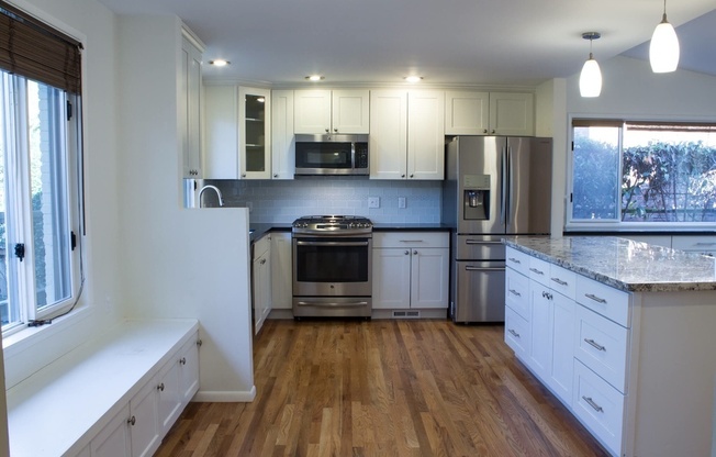 RENOVATED 3 BED MADISON PARK BUNGALOW W EASY COMMUTE!