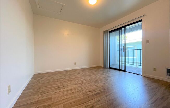 A bright and clean 2‑bed, 1‑bath home located in Oakland’s convenient Laurel District.