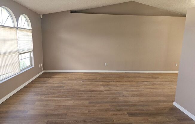 NICE!   LARGE 4 BEDROOM / 2 BATH / 2 CAR GARAGE (KISSIMMEE - SOUTH)