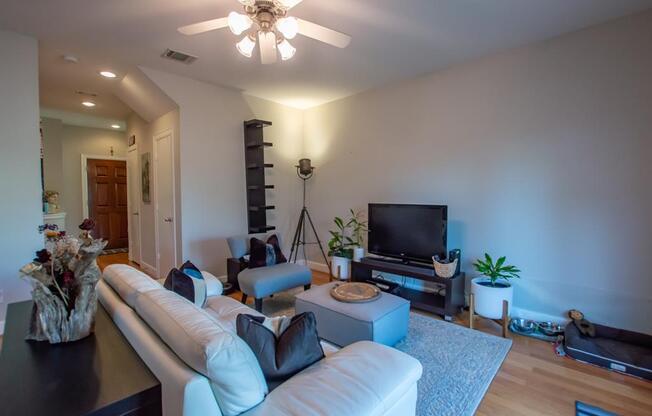 1011 E 37 ST