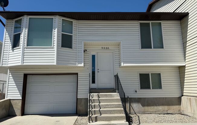 3 bedroom, 1 bath unit. Newly Remodeled.