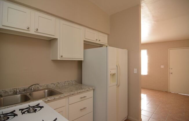 Great South Tucson Location! Charming 1 Bedroom 1 Bath Duplex!