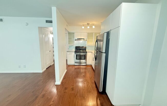 2 beds, 1 bath, 954 sqft, $1,654, Unit RRO-111