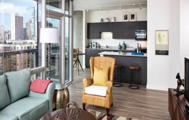 110 W SUPERIOR ST