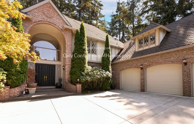 Charming Lake Oswego Home with Luxurious Amenities and Ample Space!